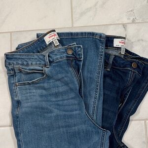 2 pairs Wrangler Women's Dark and Light Blue bootcut Jeans size 10